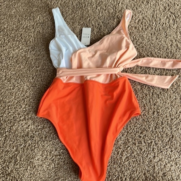 NEW Cupshe Color Block Swimsuit - Size Medium - Picture 5 of 7